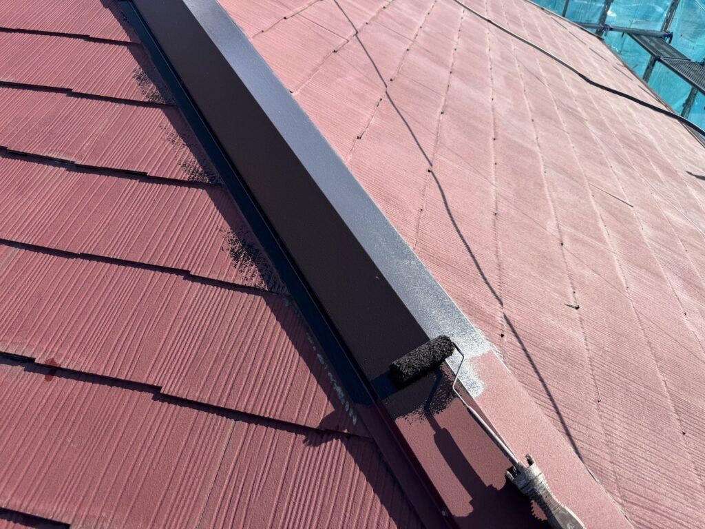 棟板金さび止め<br />
（一般的に鉄に対しては、さび止めという塗料を塗ります。）